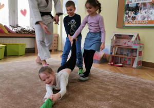 Uśmiechnięte dzieci ćwiczą na dywanie 16