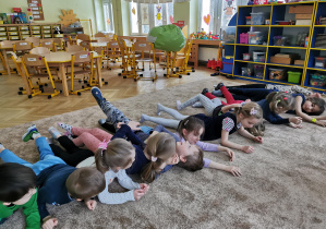 Uśmiechnięte dzieci ćwiczą na dywanie 31