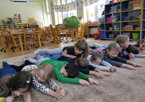 Uśmiechnięte dzieci ćwiczą na dywanie 35