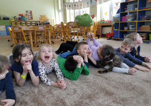 Uśmiechnięte dzieci ćwiczą na dywanie 36