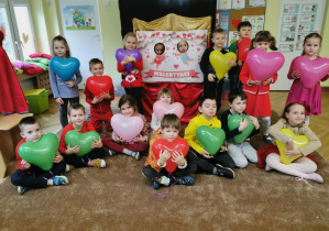 zdjęcie grupowe, fotobudka w tle, dzieci z balonami w kształce serc