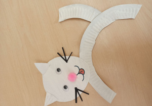 biały kot wykonany z papierowego talerzyka
