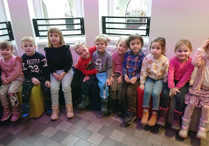 Dzieci siedzą w poczekani teatru