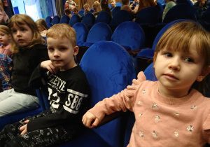 Dzieci siedzą w teatrze