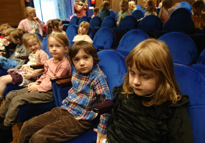 Dzieci siedzą w teatrze