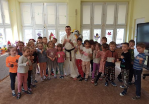 zdjęcie grupowe w sali z trenerem