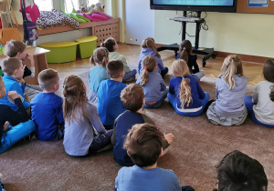 Dzieci oglądają film na ekranie