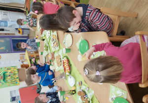 dzieci jedzą Wielkanocne śniadanie