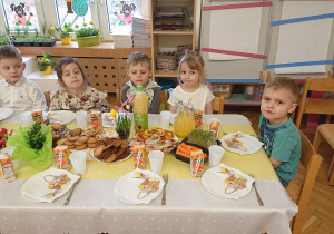 Wszystkie dzieci siedzą przy świątecznym stole