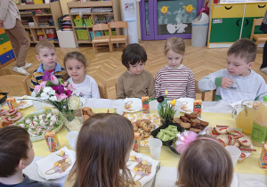 Wszystkie dzieci siedzą przy świątecznym stole