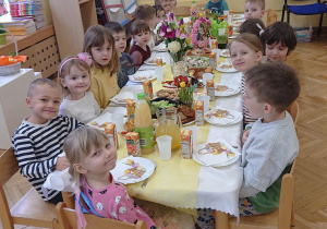 Wszystkie dzieci siedzą przy świątecznym stole