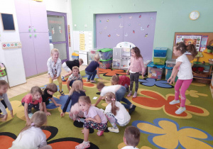 Dzieci ćwiczą na dywanie