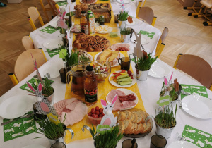 stół wielkanocny z potrawami przyniesionymi przez rodziców