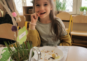 uśmiechnięta dziewczynka podczas śniadania wielkanocnego