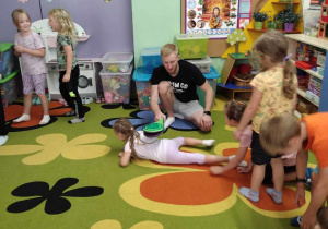Dzieci ćwiczą na dywanie