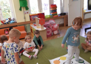 Dzieci biorą udział w grach i zabawach ruchowych.