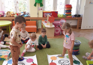 Dzieci biorą udział w grach i zabawach ruchowych.
