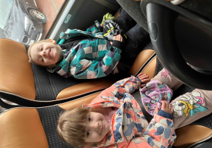 Dzieci zajęły miejsce w autokarze