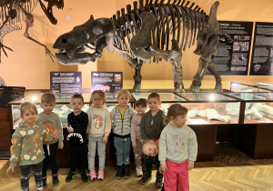 Dzieci fotografują się z eksponatami dinozaurów