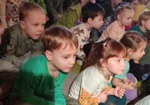 Dzieci z zaciekawieniem oglądają przedstawienie.