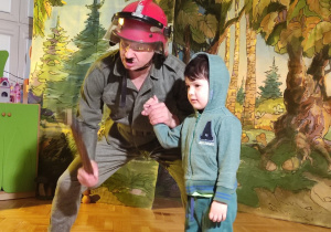 Chłopiec występuje razem z aktorem na scenie.