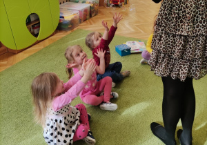 Dzieci łapią bańki mydlane.