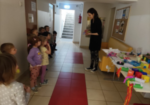 Pani Ilona prezentuje dzieciom zabawki logopedyczne.