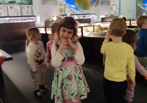 Dzieci zwiedzają muzeum.