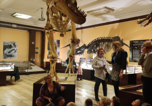 Dzieci dowiadują się ciekawostek na temat życia dinozaurów.