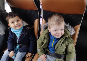 Dzieci w autokarze.