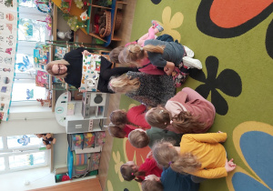 Pani Ola pokazuje ilustracje z książki dzieciom siedzącym przed nią