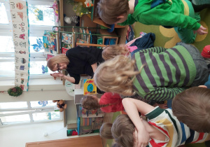 Pani Ola czyta dzieciom książkę