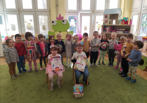 Dzieci śpiewają jubilatom "sto lat".