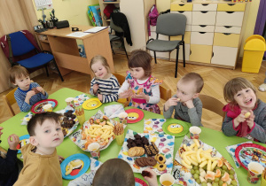 Dzieci biorą udział w urodzinowym poczęstunku.