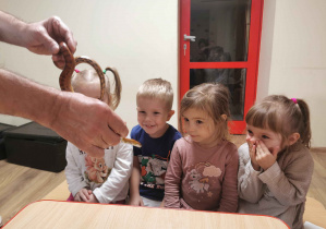 dzieci obserwują węża