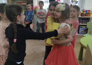 dziewczynki przytulają jubilatkę