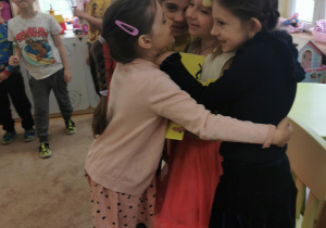dziewczynki przytulają jubilatkę