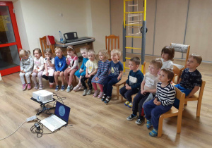 Dzieci słuchają informacji na temat gadów.