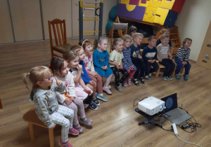 Dzieci słuchają informacji na temat gadów.