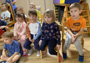 dzieci siedzą na warsztatach