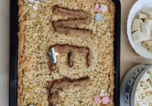 ciasto urodzinowe z napisem "Nel" z ciasta