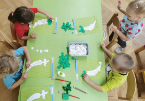 dzieci wykonują pracę plastyczną - pietruszkę
