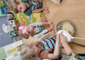 Dzieci miksują ciasto