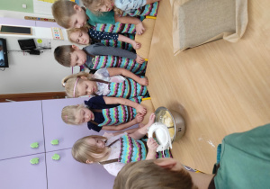 Dzieci miksują ciasto