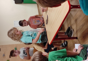 Dzieci oglądają gekona
