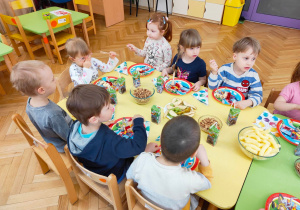 Dzieci biorą udział w urodzinowym poczęstunku.