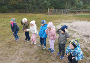 dzieci podczas zabawy na świeżym powietrzu w trakcie wycieczki