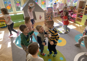 dzieci tańczą w sali przedszkolnej