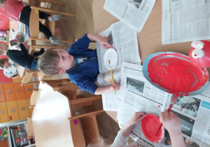 dzieci malują talerzyki