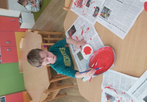 chłopiec maluje talerzyk